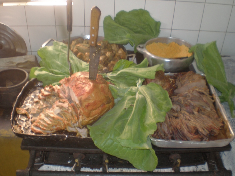 Carnes assadas e frango de quintal