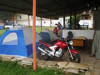 Clientes acampados área coberta 