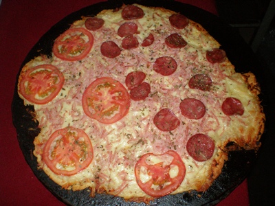 Pizza feita servida na pedra